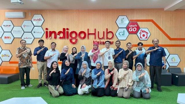 Sesi foto bersama KadiskopUKM Kota Makassar Muhammad Rheza dan Perwakilan dari Kementerian Perdagangan RI, staf Diskop serta Kepala Bidang UKM dan Manager Inkubator UMKM. Foto: Humas Diskop