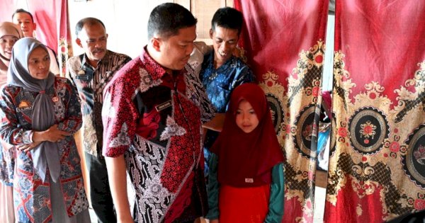 Nuraeni, Siswa Viral yang Gendong Adik ke Sekolah Dapat Perhatian dari Pemkab Sinjai