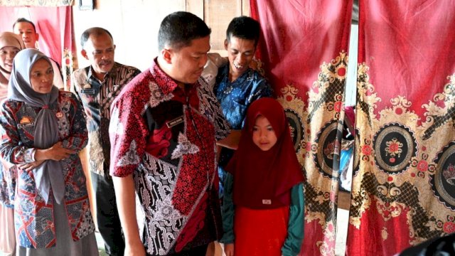 Nuraeni, Siswa viral yang menggendong adiknya ke sekolah. Foto: HN/Bagoes
