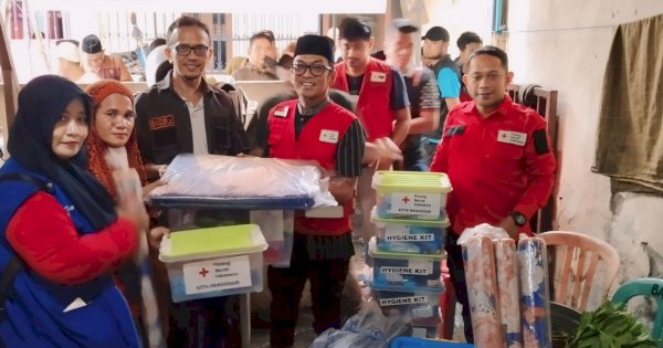 Fauzi Andi Wawo Serahkan Bantuan PMI Makassar ke Korban Kebakaran di Regge