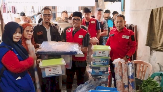 Penyerahan bantuan kebakaran dari PMI. Foto: dok
