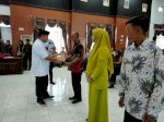 Naik Pangkat, PJ Bupati Sinjai Serahkan 77 SK ke Tenaga Penyuluh hingga Supir Randis