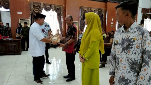Penyerahan SK kepada sejumlah tenaga abdi negara di Kabupaten Sinjai. Foto: HN/Bagoes