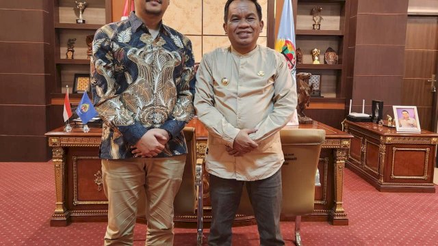 Pj Bupati Jeneponto Junaedi Bakri bersama Manajer Direktur PLN Punagaya Jeneponto Tri Pria Nugraha. Foto: dok Humas Kominfo Jeneponto