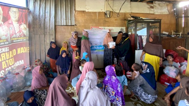 Muslimah Wahdah berbagi 10.000 paket buka puasa. Foto: dok