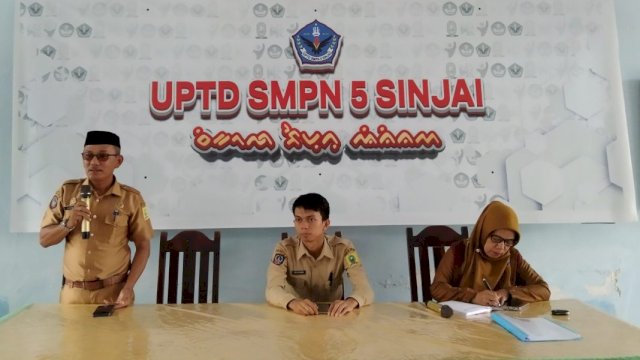 epala Sekolah SMPN 5 Sinjai, Dr Ilham Nur dalam Workshop Pemanfaatan Google Workspace for Education. Foto: HN/Bagoes