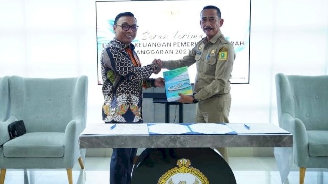 Sekda Sinjai Andi Jefrianto Asapa menyerahkan laporan ke BPK Perwakilan Sulsel. Foto: HN/Bagoes 