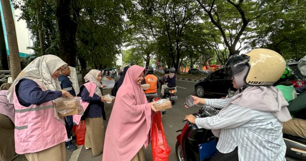 Ramadan, Srikandi PLN UID Sulselrabar Berbagi Takjil dan Hadirkan Promo Tambah Daya Listrik