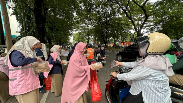 Kegiatan berbagi takjil PLN UID Sulselrabar. Foto: dok