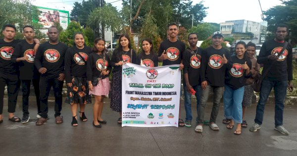 Bentuk Toleransi, FMTI Berbagi Takjil ke Warga Pengguna Jalan Raya