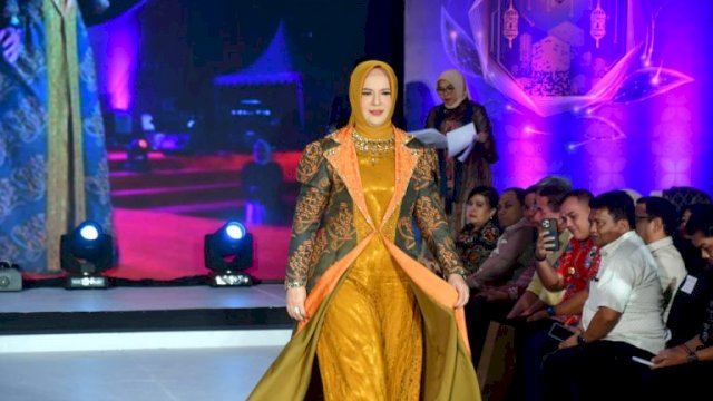 Cut Resminati, dalam Fashion show &ldquo;Dekranasda Preloved for Charity&rdquo;. Foto: HN/Bagoes