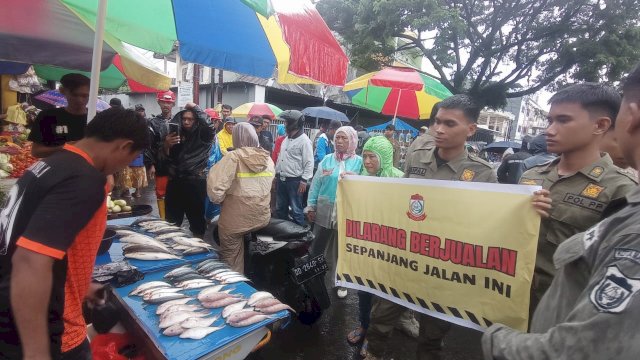 Aktivitas penertiban pedagang oleh Perumda Pasar Makassar. Foto: dok