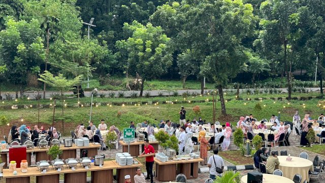 BUKA PUASA. Hotel Unhas terima banyak pesanan buka puasa. (Foto: Gita/HN)