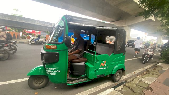 Bajaj, transportasi umum pendatang baru di Kota Makassar. Foto: HN/Gita