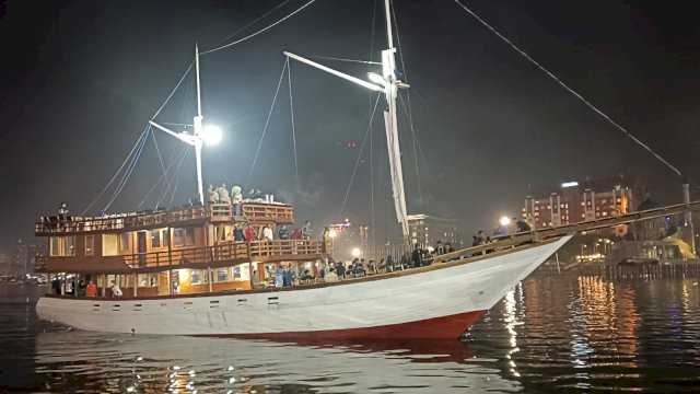 Kapal Phinisi di anjungan pantai Losari, Foto: HN/Sinta