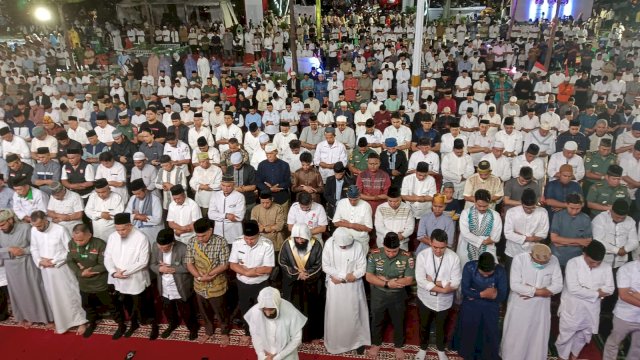 Shalat tarawih bersama yang digelar di anjungan Pantai Losari. Foto: HN/Sinta 