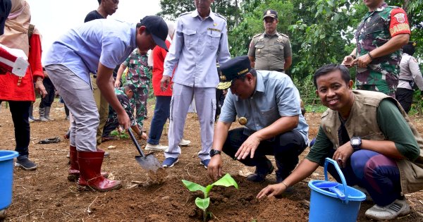 Pj Gubernur Sulsel Inisiasi Penanaman Sukun untuk Lestarikan Kawasan Wisata Rammang-rammang Maros
