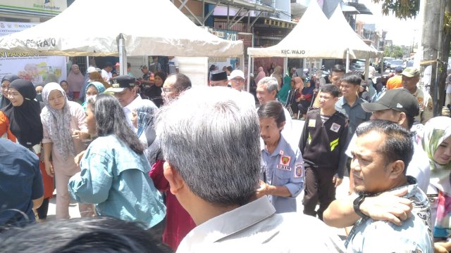 GPM. KadiskopUKM Makassar dampingi Wali Kota dan Pj Gubernur Sulsel pantau program GPM. (Foto: Humas Pemkot)