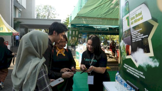 Sejumlah pengunjung mendatangi booth Kallafriends di Ramadan Fest IKA Smansa Keliling Asia 2024 yang berlangsung di pelataran parkir Eks Hotel Singgasana selama 15 Maret-9 April 2024. (Foto: Humas Kalla)