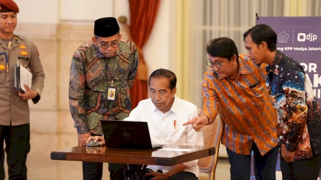 Presiden Joko Widodo saat melaporkan SPT Tahunan di Istana Negara. (Foto: Humas DJP Sulselrabar)