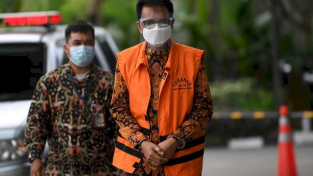 Mantan Gubernur Sullsel Nurdin Abdullah mengenakan rompi orange pada 2021 silam. Foto: dok republika
