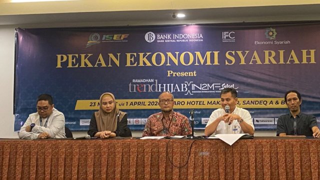 TREND HIJAB. event fashion ternama trend hijab kini menggadeng BI Sulsel untuk mendukung ekonomi di Makassar. (Foto: Gita/HN)