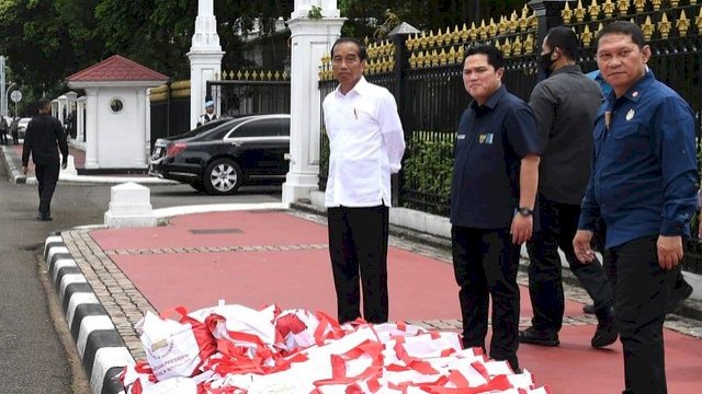 Presiden Jokowi berbagi bansos di sekitar Kompleks Istana Kepresidenan, Jakarta, pada Kamis, 13 April 2023. Foto: Kris/Biro Pers Sekretariat Presiden
