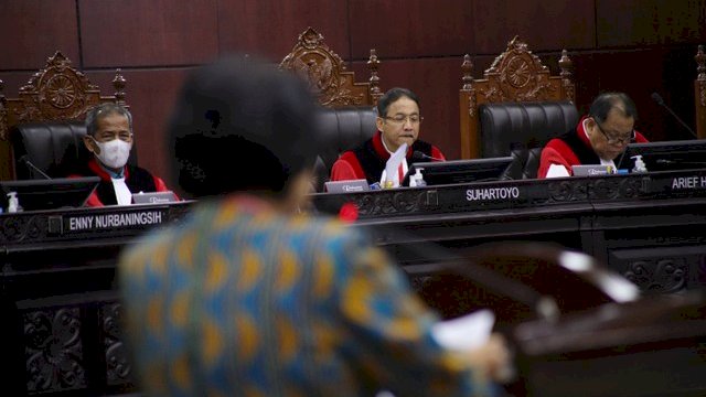 Ketua Mahkamah Konstitusi (MK) Suhartoyo (tengah) memimpin sidang lanjutan sengketa hasil pilpres 2024 di Mahkamah Konstitusi, Foto: dok kumparan