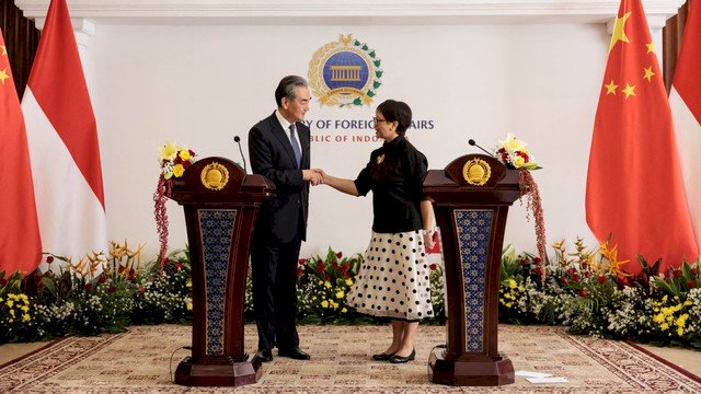 Menteri Luar Negeri Tiongkok Wang Yi (kiri) dan Menteri Luar Negeri Indonesia Retno Marsudi. Foto: dok kumparan