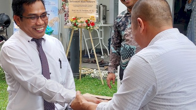 Deng Ical beri selamat Prof Firdaus Muhammad, Rabu (24/4). 