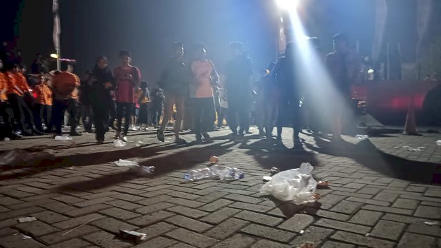 Sampah berserakan di Tugu MNEK Kota Makassar, Foto: HN/Sinta