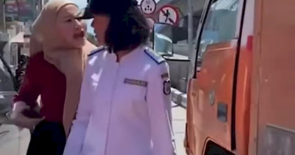 Parkir Bahu Jalan, Wanita ini Ngamuk saat Mobilnya Digembok Dishub Kota Makassar