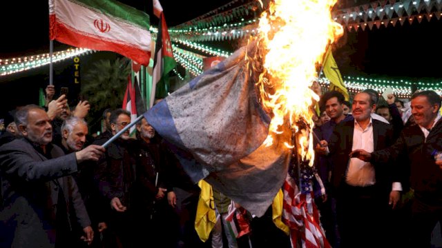 pembakaran bendera Israel di Iran, awal April lalu, Foto: ist/reuters