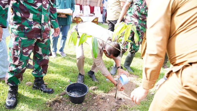 Pemkab Sinjai menggelar aksi tanam ribuan bibit pohon dalam rangka Hari Bumi. Foto: HN/Bagoes 
