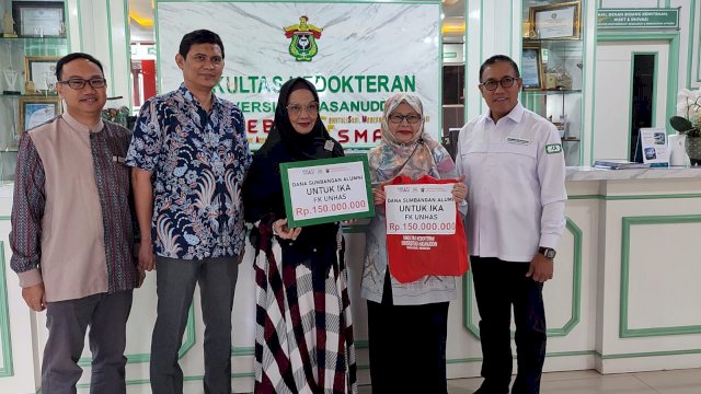 Penyerahan sumbangan kepada IKA FK Unhas. Foto: dok