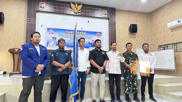 Ketua KT Kecamatan Manggala, Muh Syahrir (dari kiri ketiga baju putih) bersama Camat dan Pengurus KT Makassar, Jumat (19/4). 