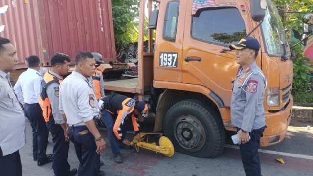 Dinas Perhubungan Kota Makassar melakukan penyegelan di Jl. AP Pettarani, Kota Makassar. Jumat (19/4/2024). Foto: dok 