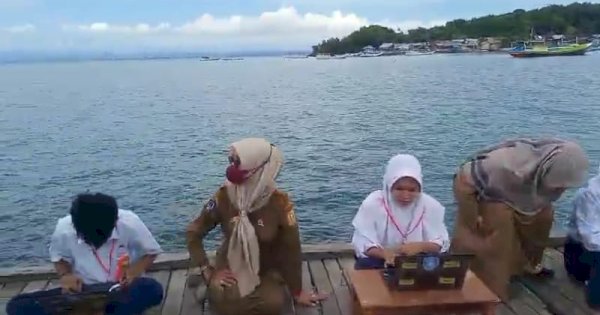 Terkendala Jaringan, Siswa SMP di Pulau Sembilan Ujian di Dermaga
