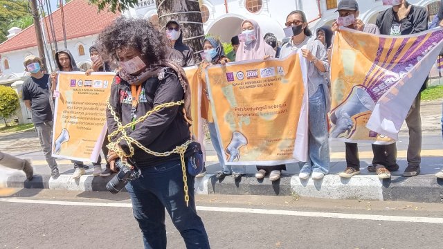 Puluhan Jurnalis Makassar Unjuk Rasa di Tengah Cuaca Terik: Respons Gugatan Eks Stafsus Andi Sudirman