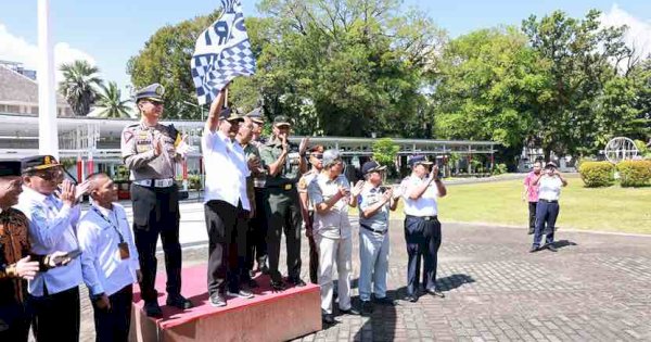 Wali Kota Makassar Dampingi Pj Gubernur Sulsel Melepas 500 Peserta Mudik Gratis Program Sulsel Ramadan Berbagi Bahagia