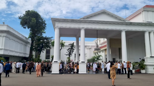 Warga mulai antre masuk Istana Negara untuk menghadiri open house Presiden Jokowi. Foto: ist