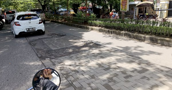 Warga Keluhkan Perbaikan Ruas Jalan Provinsi yang Hanya Dipaving: Membahayakan Ibu Hamil