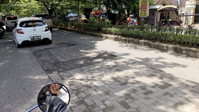 Kondisi ruas Jalan Hertasning-Aroepala. Foto: HN/Sinta