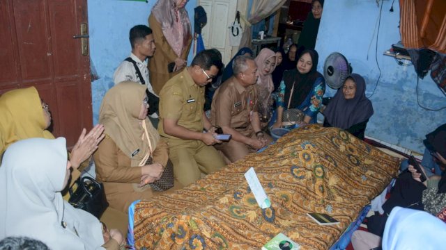 Kepala BKPSDM Akhmad Namsum melayat kerumah duka, foto: dok 