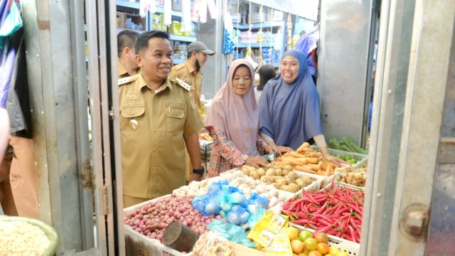 PJ Bupati Jeneponto saat mengunjungi pedagang yang ada di pasar tradisional karisa. Foto: dok Humas Kominfo Jeneponto