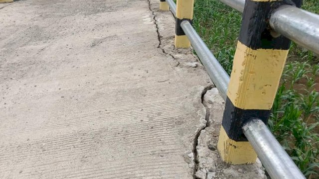 Kondisi Pembangunan Jembatan Gantung Bontomanai yang retak parah. Foto: HN/Aswin
