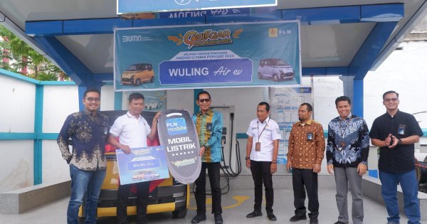 Berkah Gelegar PLN Mobile, Erick Terima Hadiah 1 Unit Mobil Listrik