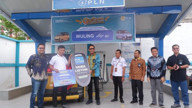 Penyerahan hadiah mobil listrik oleh PLN UID Sulselrabar. Foto: dok