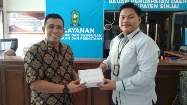 Bapenda Sinjai menerima bantuan 3 unit mesin EDC dari Bank Sulselbar cabang Sinjai. Foto: HN/Bagoes