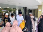 Dipimpin Langsung TP, Pengurus Masjid Terapung Bj Habibie Berbagi Sembako ke Kaum Dhuafa